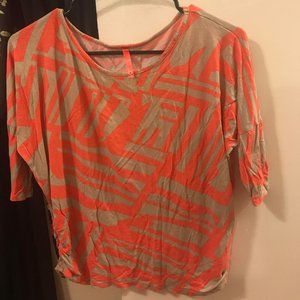 Geo print blouse, ruched sides